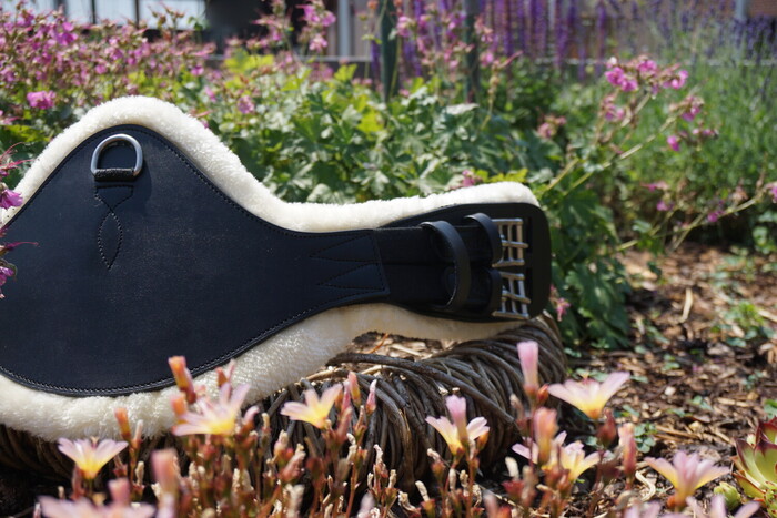 Praktischer Sattelgurt aus Kunstfell