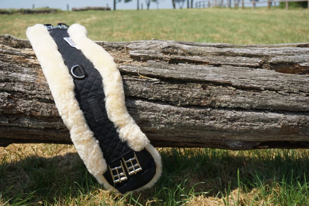 Atmungsaktiver Sattelgurt aus Lammfell
