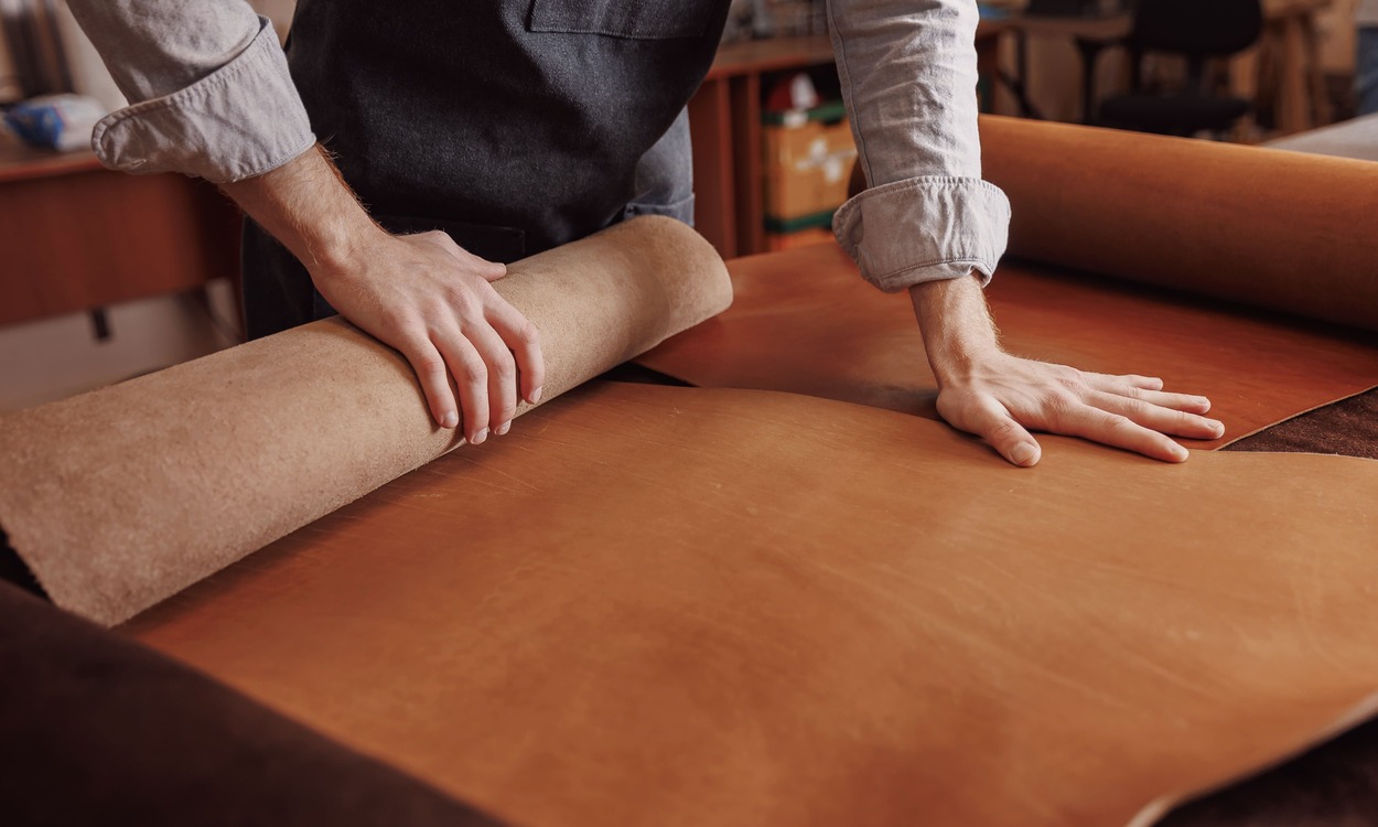 Chromgegerbte Lederrollen auf Tisch ausgebreitet